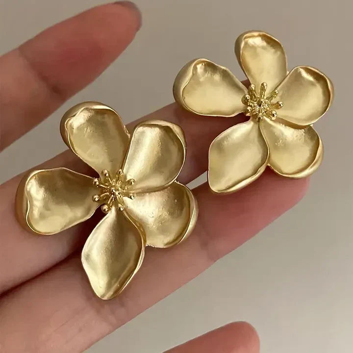Pendientes florales con delicados pétalos y centro brillante