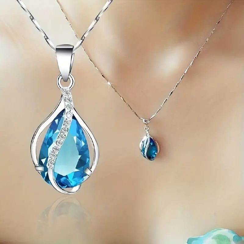 Collar elegante con gotas de aguamarina azul y detalles en circonitas