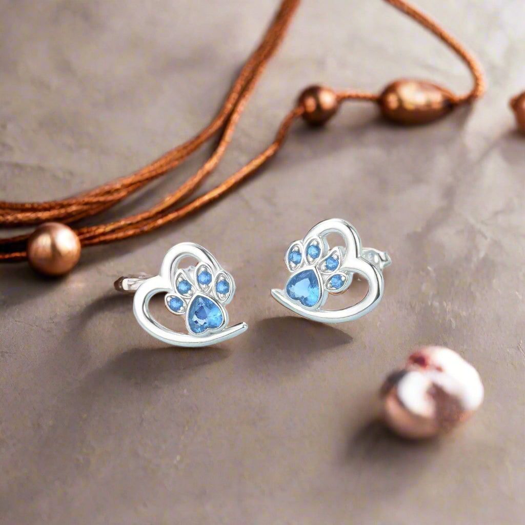 Pendientes brillantes con estampado de pata de corazón y cristales de circonita cúbica