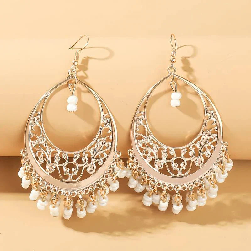 Pendientes orientales con motivos de filigrana y perlas blancas
