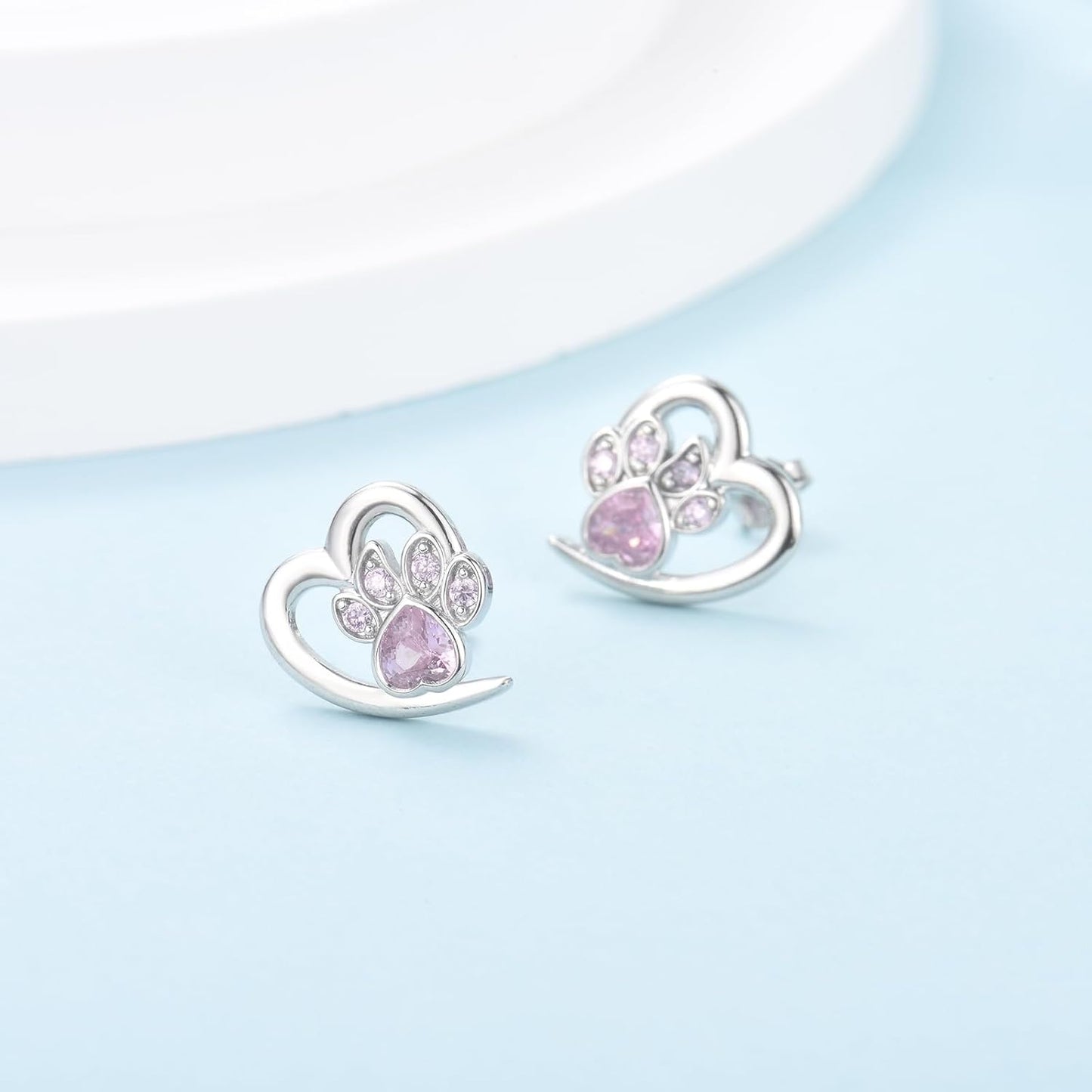 Pendientes brillantes con estampado de pata de corazón y cristales de circonita cúbica