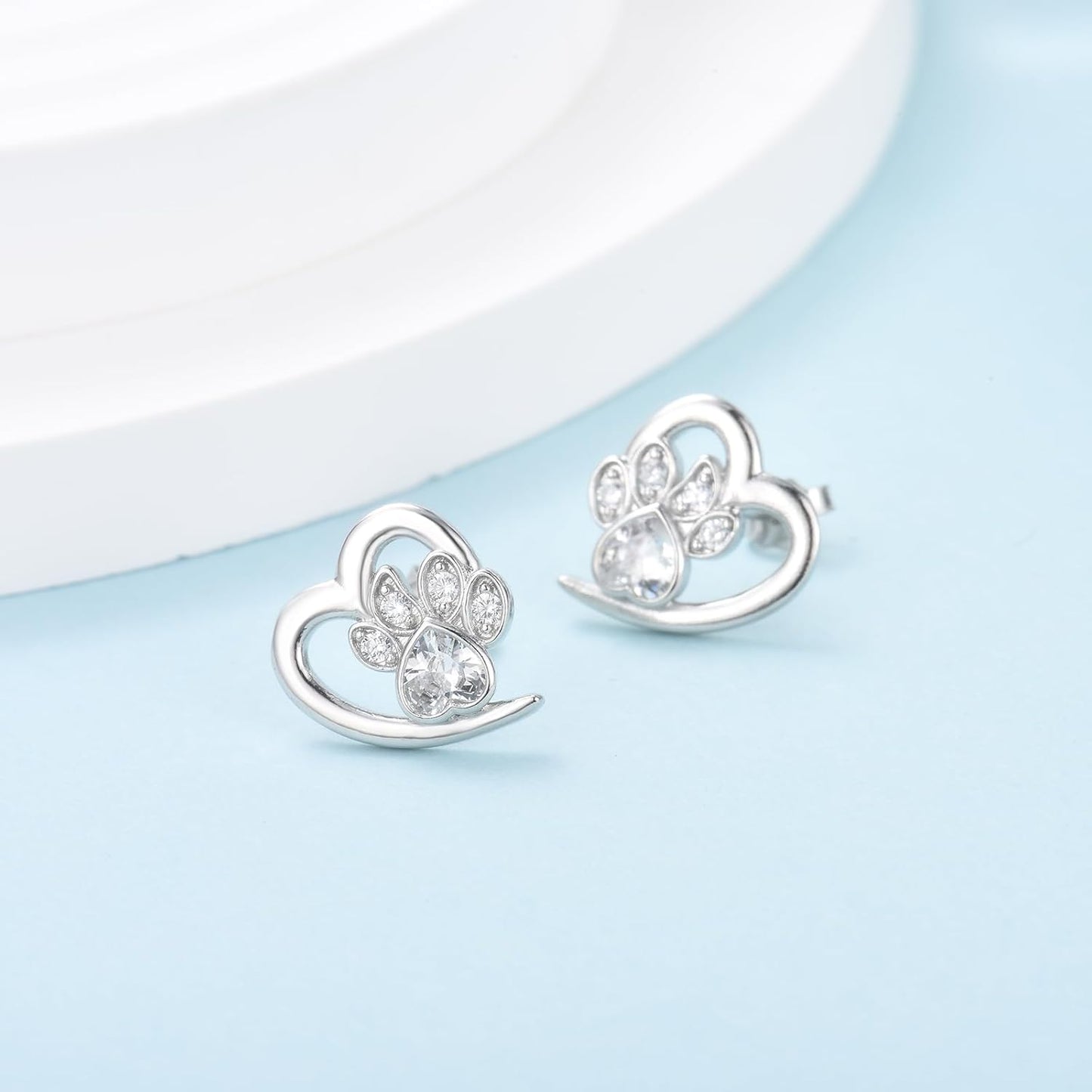 Pendientes brillantes con estampado de pata de corazón y cristales de circonita cúbica