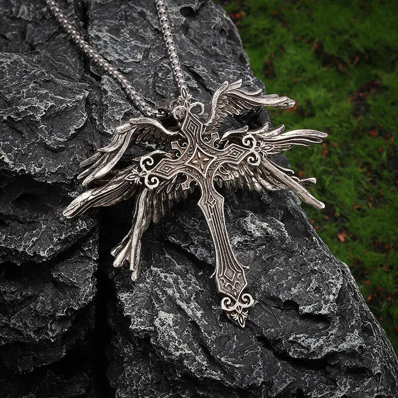 Collar con cruz de alas de ángel con adornos de filigrana y aspecto robusto