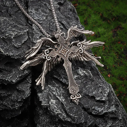 Collar con cruz de alas de ángel con adornos de filigrana y aspecto robusto
