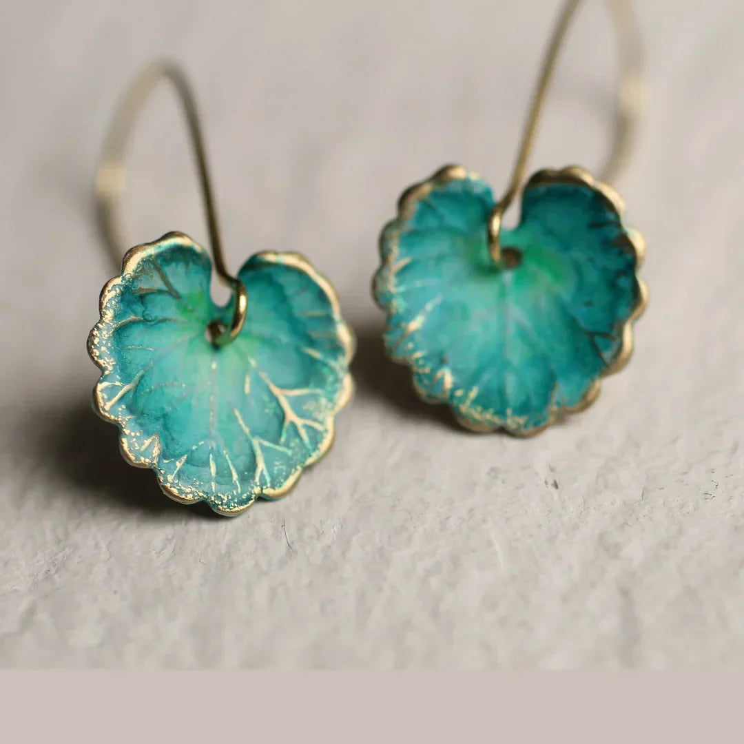 Pendientes vintage de hoja de loto azul con detalles delicados