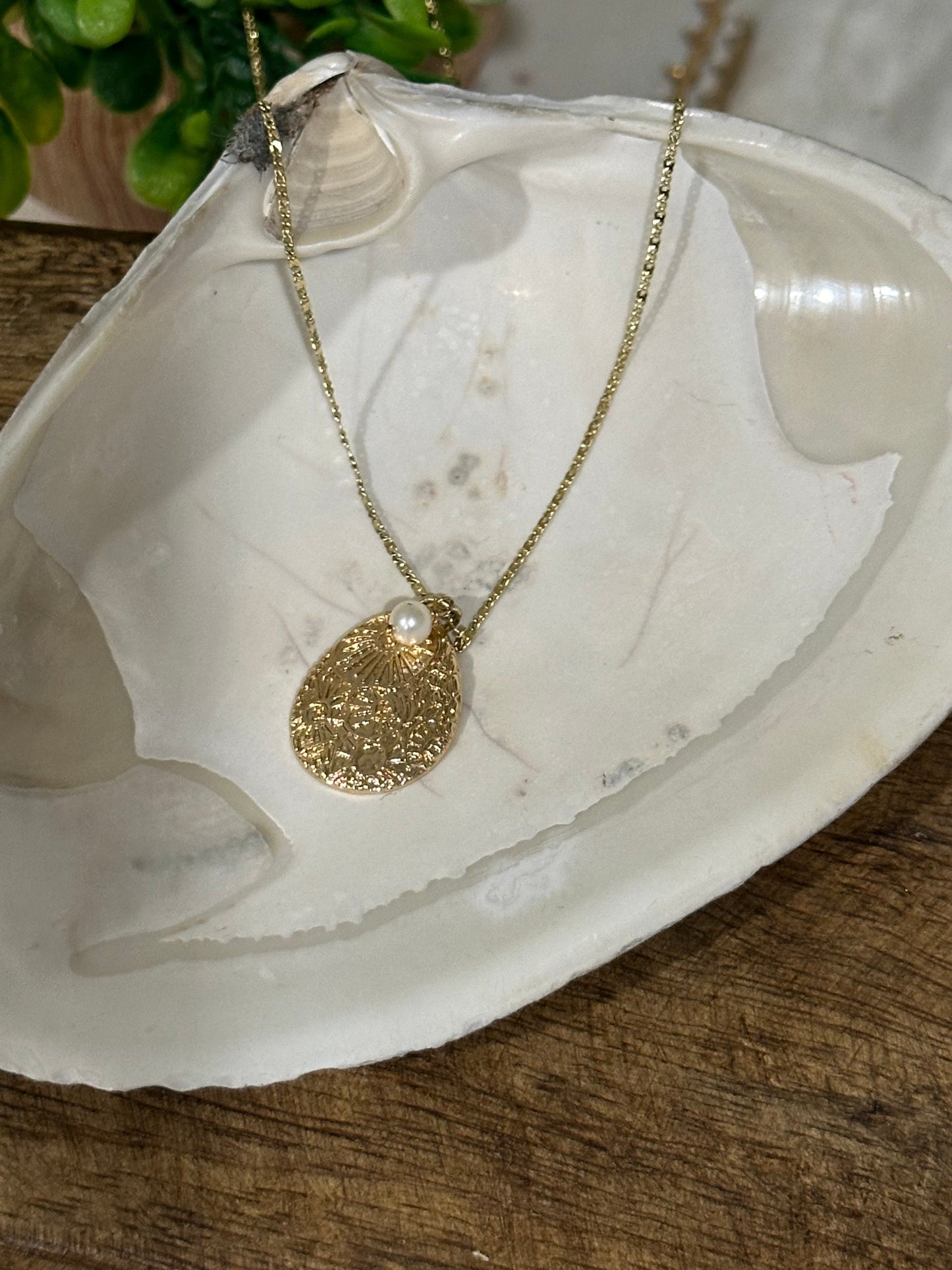 Collar de Perlas en Forma de Lágrima con Colgante de Concha de Filigrana