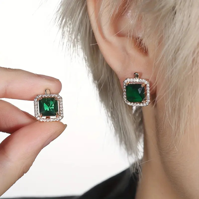 Pendientes glamorosos con circonita verde cuadrada y corona de strass