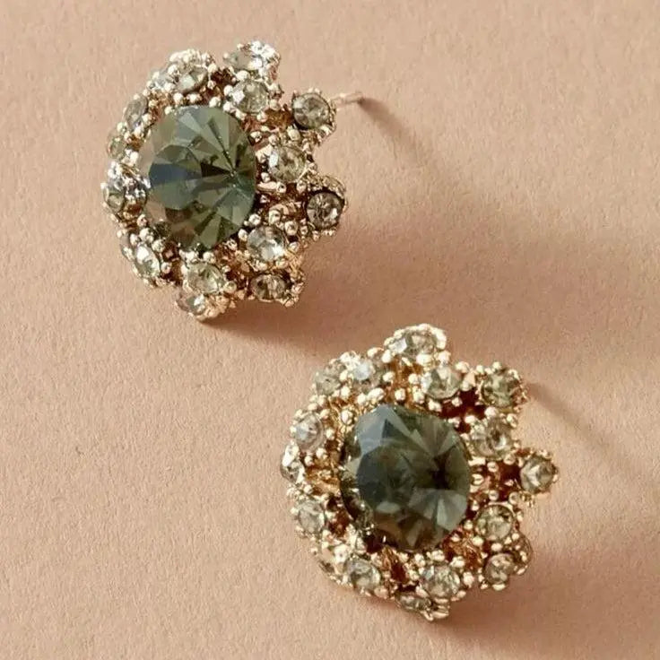 Pendientes elegantes con cristal verde y adorno de piedras brillantes