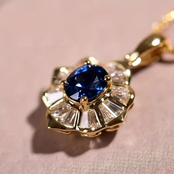 Elegante colgante de zafiro con diamantes y delicada cadena