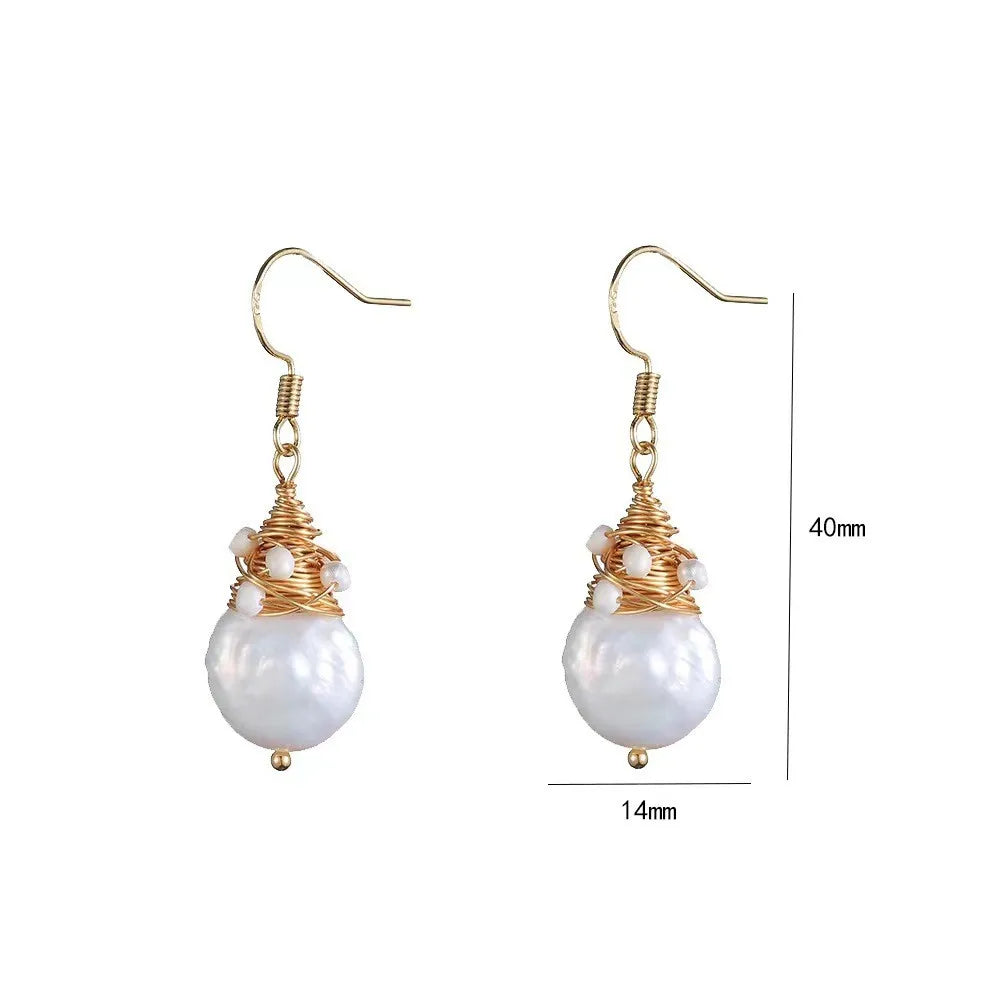Pendientes elegantes con perlas de agua dulce y detalle de alambre