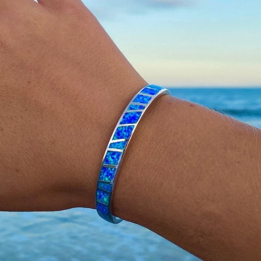 Pulsera con incrustaciones de ópalo azul brillante con diseño de rayas