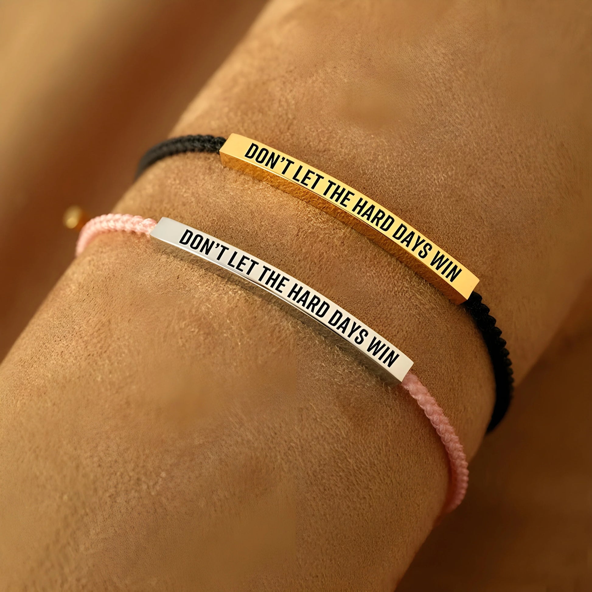 Detalle grabado DON'T LET THE HARD DAYS WIN pulsera Sandra