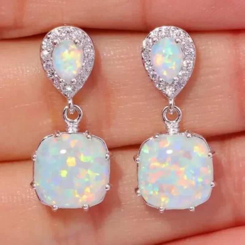 Elegantes pendientes colgantes de ópalo con piedras preciosas brillantes