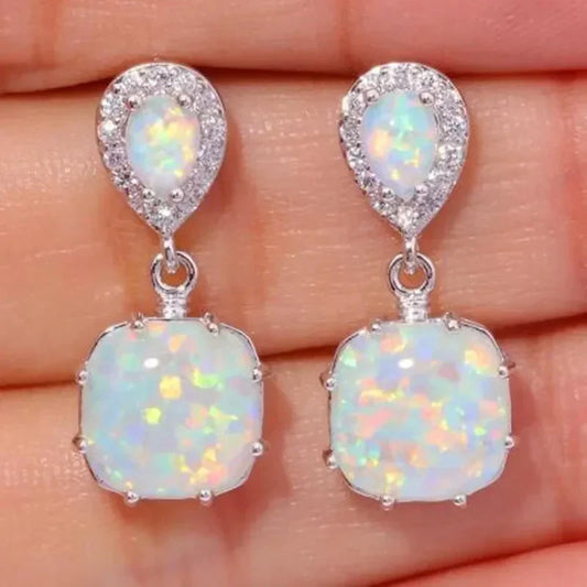 Elegantes pendientes colgantes de ópalo con piedras preciosas brillantes
