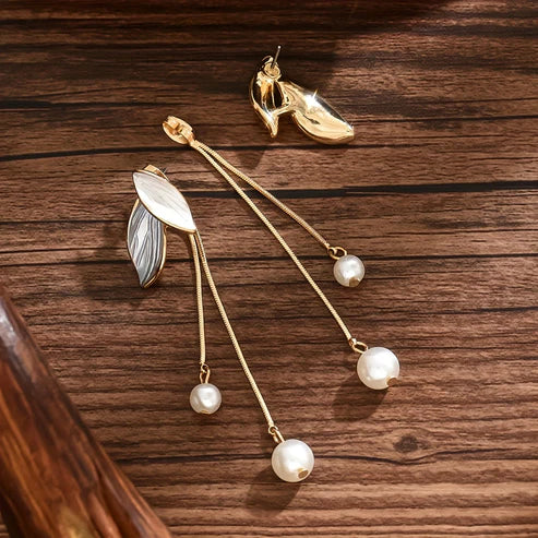Elegantes pendientes de hojas de perlas con borlas de cadena larga