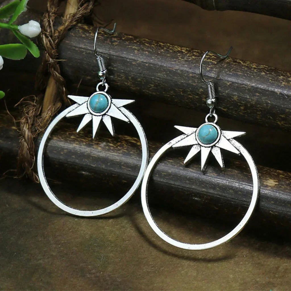 Pendientes boho con diseño de piedra turquesa y rayos de sol