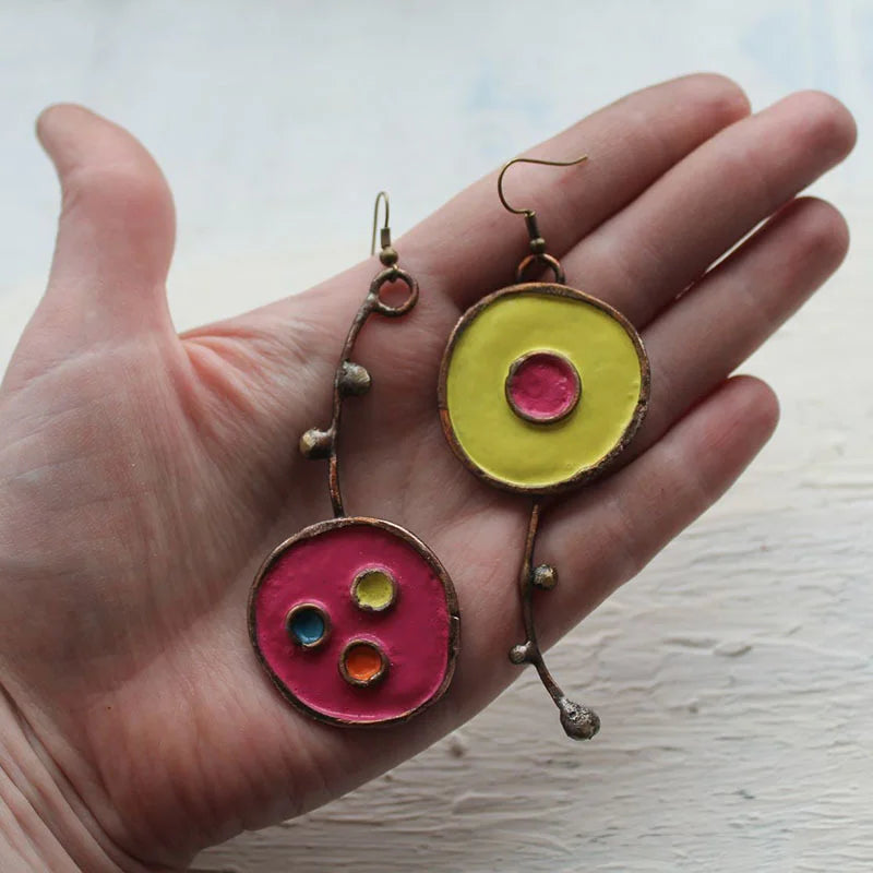 Pendientes asimétricos de cobre con esmalte de colores y piedras naturales