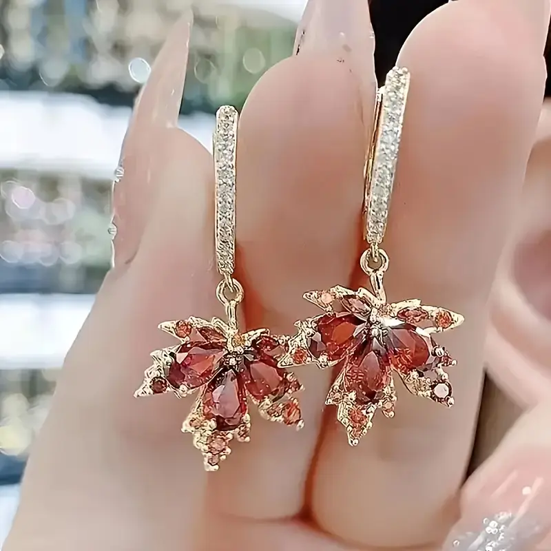 Pendientes elegantes de hoja de arce con brillantes circonitas rojas