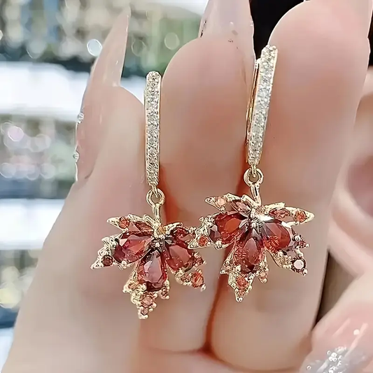 Pendientes elegantes de hoja de arce con brillantes circonitas rojas