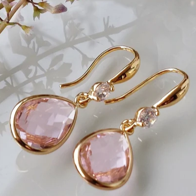 Pendientes elegantes con piedra en forma de lágrima rosa y circonitas brillantes