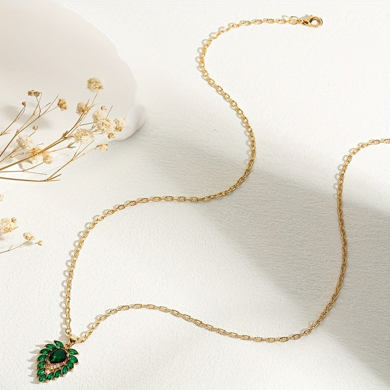 Elegante collar de lágrima verde esmeralda con detalles de circonita cúbica