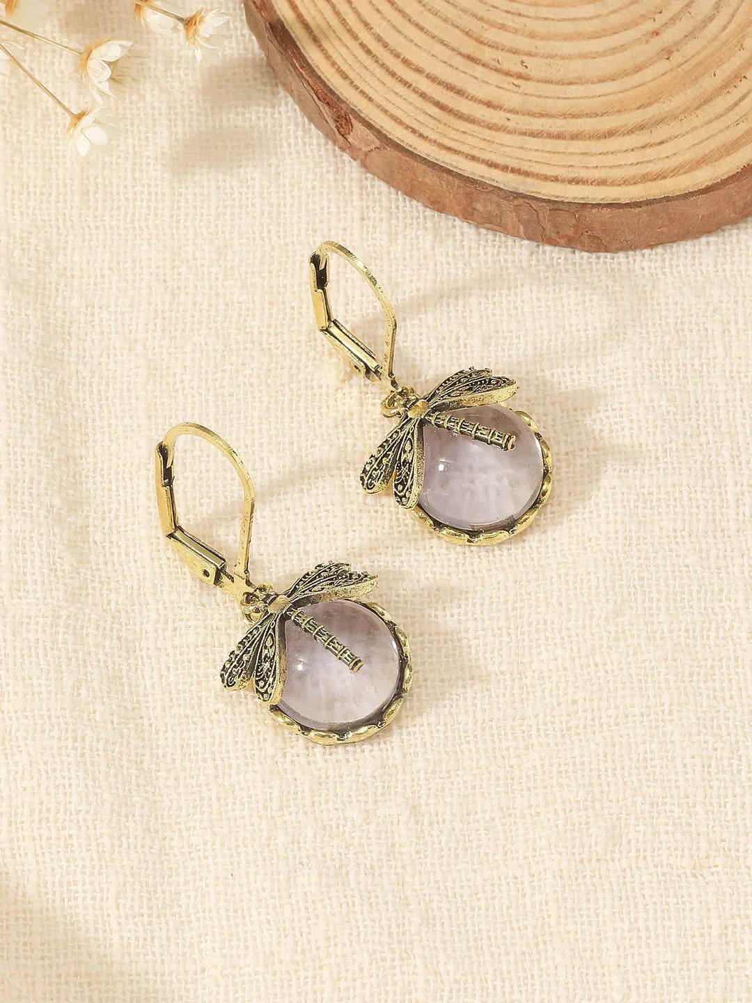 Pendientes de libélula con bolas de cristal brillantes en diferentes colores