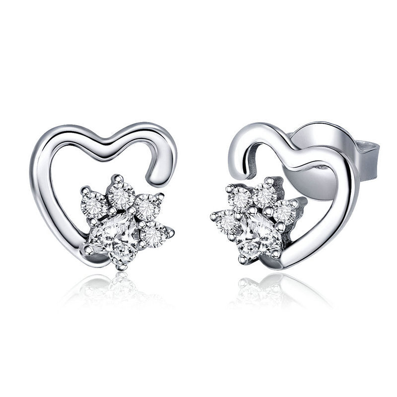 Pendientes con forma de corazón con estampado de patas y brillantes circonitas cúbicas