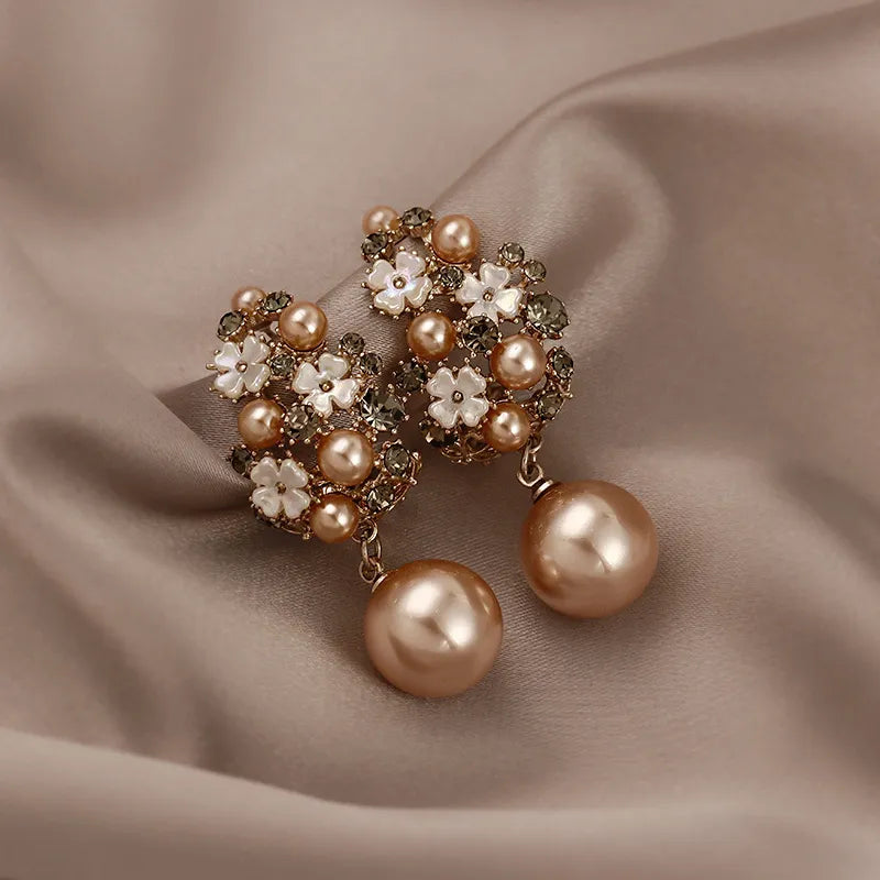 Pendientes de perlas elegantes con motivos florales y pedrería brillante