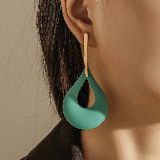 Elegantes pendientes de lágrima de color turquesa mate con una sutil barra