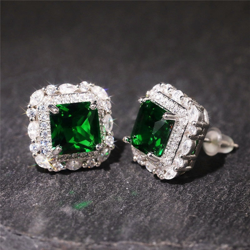 Elegantes pendientes de circonita verde esmeralda con montura brillante