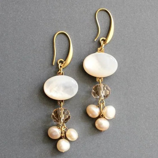 Pendientes elegantes con nácar, cuarzo ahumado y perlas blancas de agua dulce