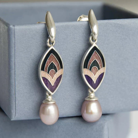 Pendientes esmaltados elegantes con un estampado divertido y cuentas rosas