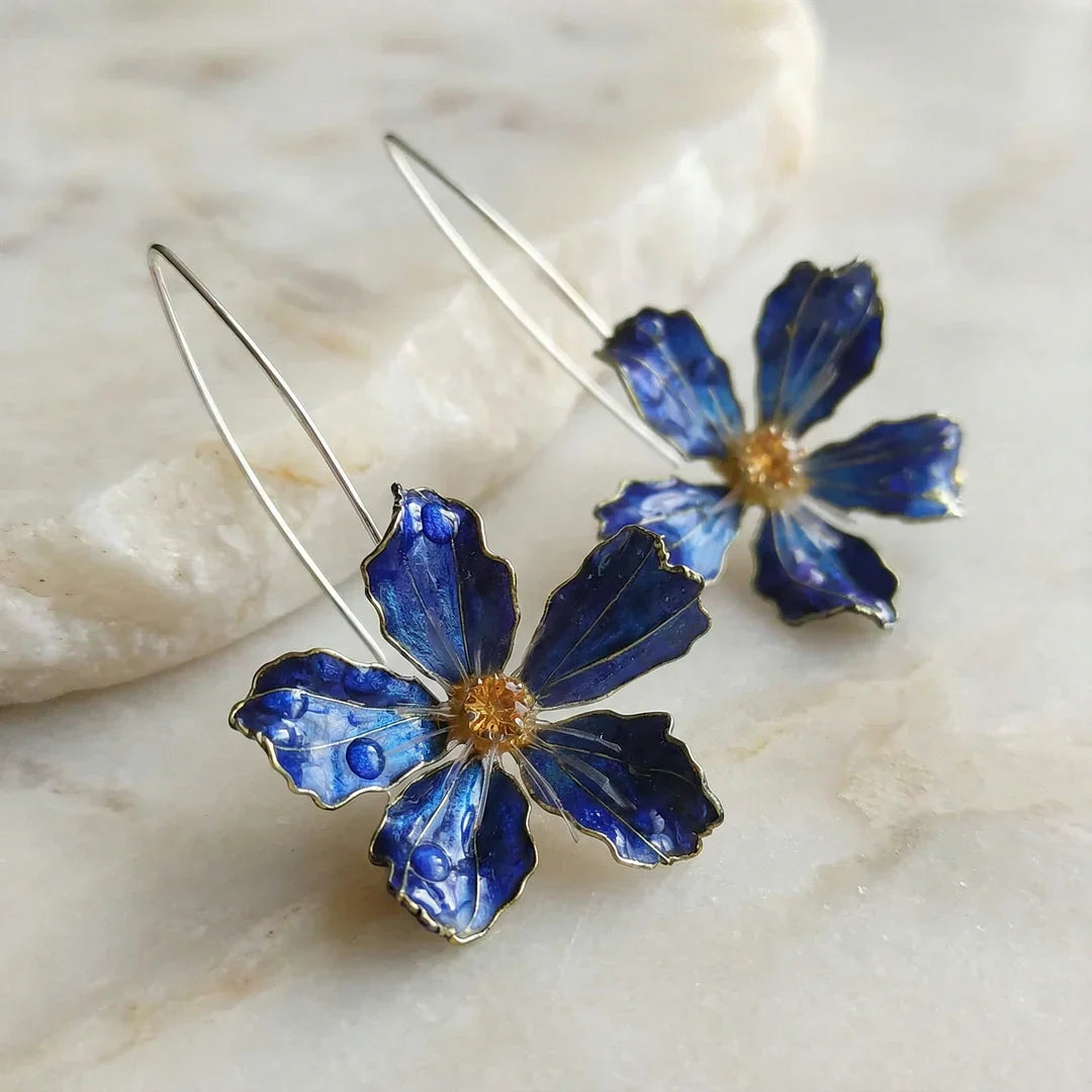 Elegantes pendientes de flores azules con detalles de gotas de agua