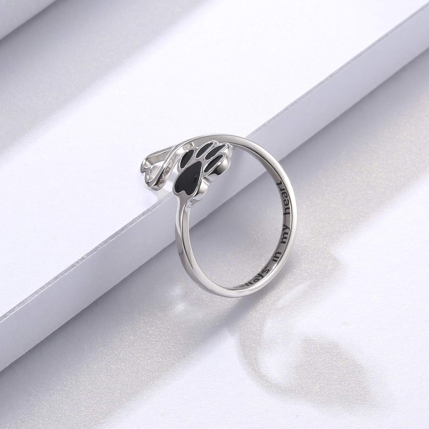 Anillo artesanal con pata y corazón