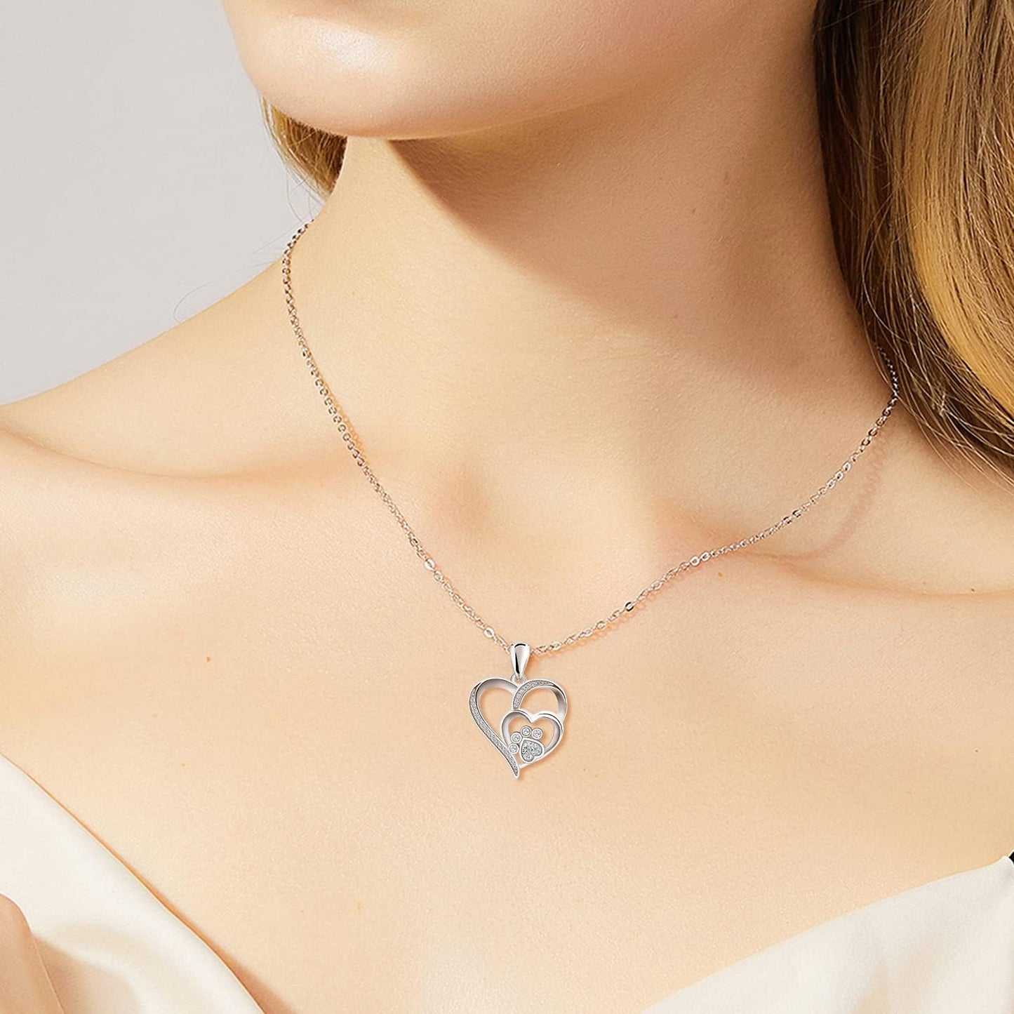 Colgante con estampado de pata de corazón y brillantes cristales de circonita