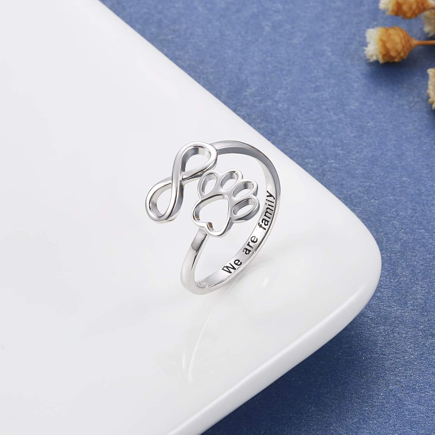 Anillo artesanal con pata y corazón