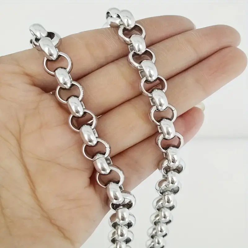 Elegante cadena metálica artesanal con acabado brillante y pulido