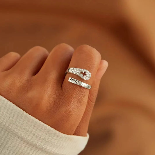 Anillo con cruz y circonitas