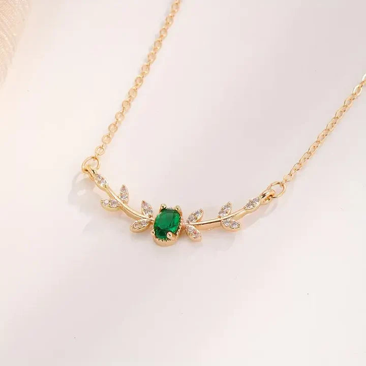 Delicado collar con piedra verde esmeralda y hojas de strass