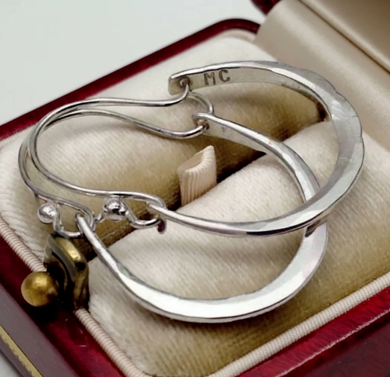 Pendientes curvos con colgantes pequeños y elegantes