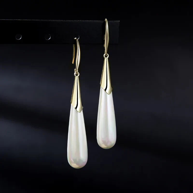 Pendientes colgantes elegantes con aspecto de perla brillante
