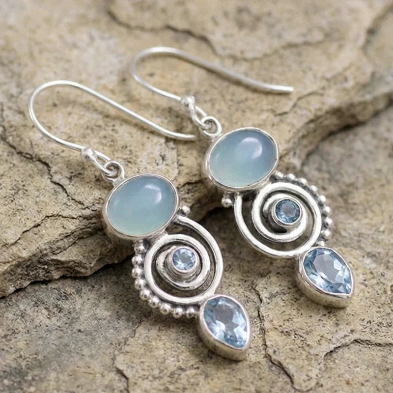 Pendientes de calcedonia azul cielo y topacios en diseño de espiral