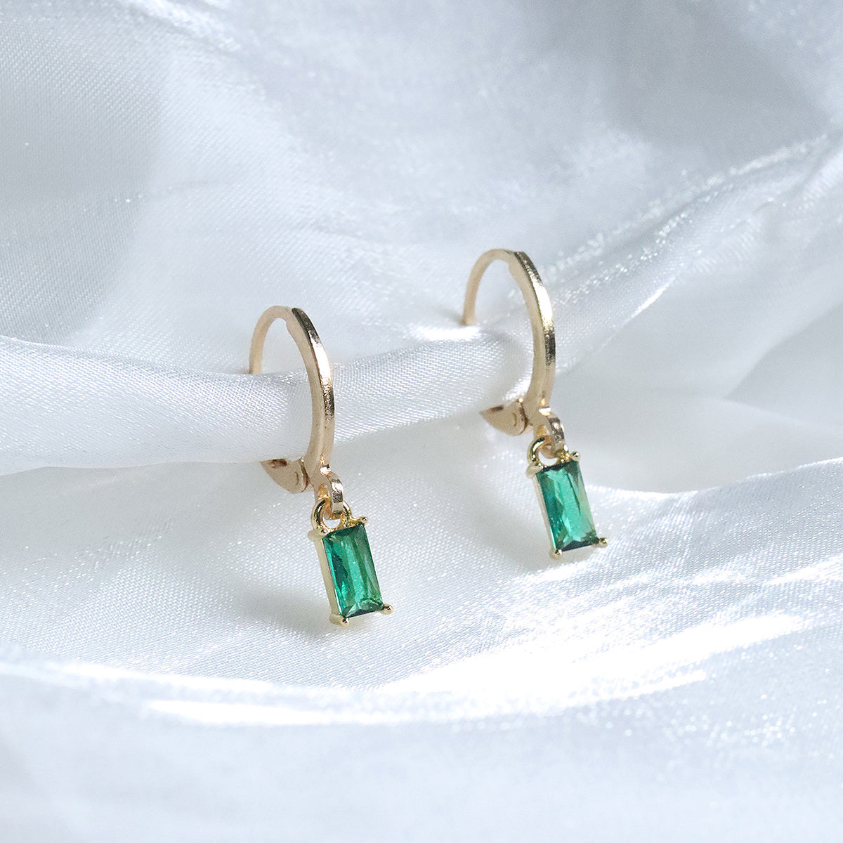 Elegantes pendientes de aro de esmeralda verde con piedra circonita para mujer