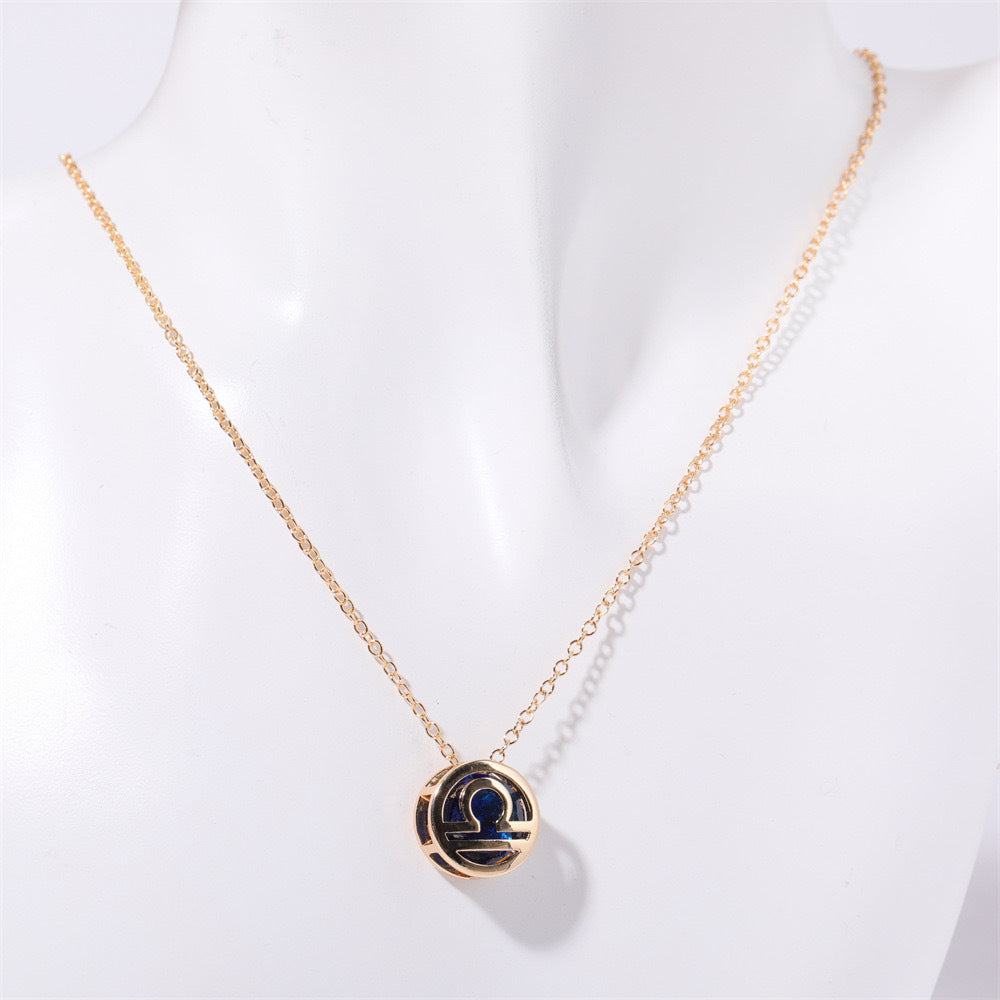 Delicado collar con los signos del zodíaco con colgantes brillantes e incrustaciones de colores