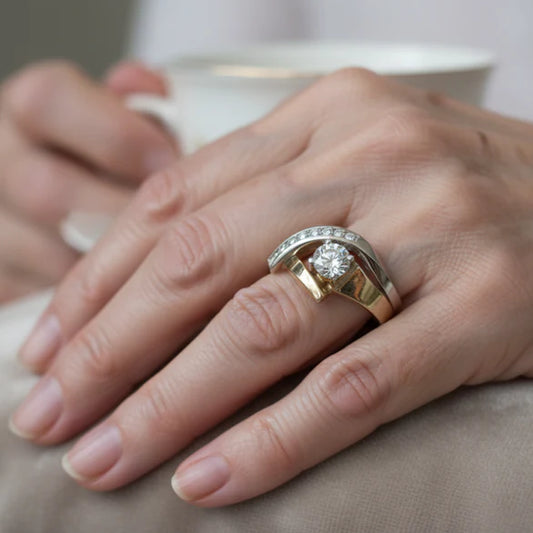 Anillo Vintage Irregular de Oro y Plata con Zirconia Cúbica