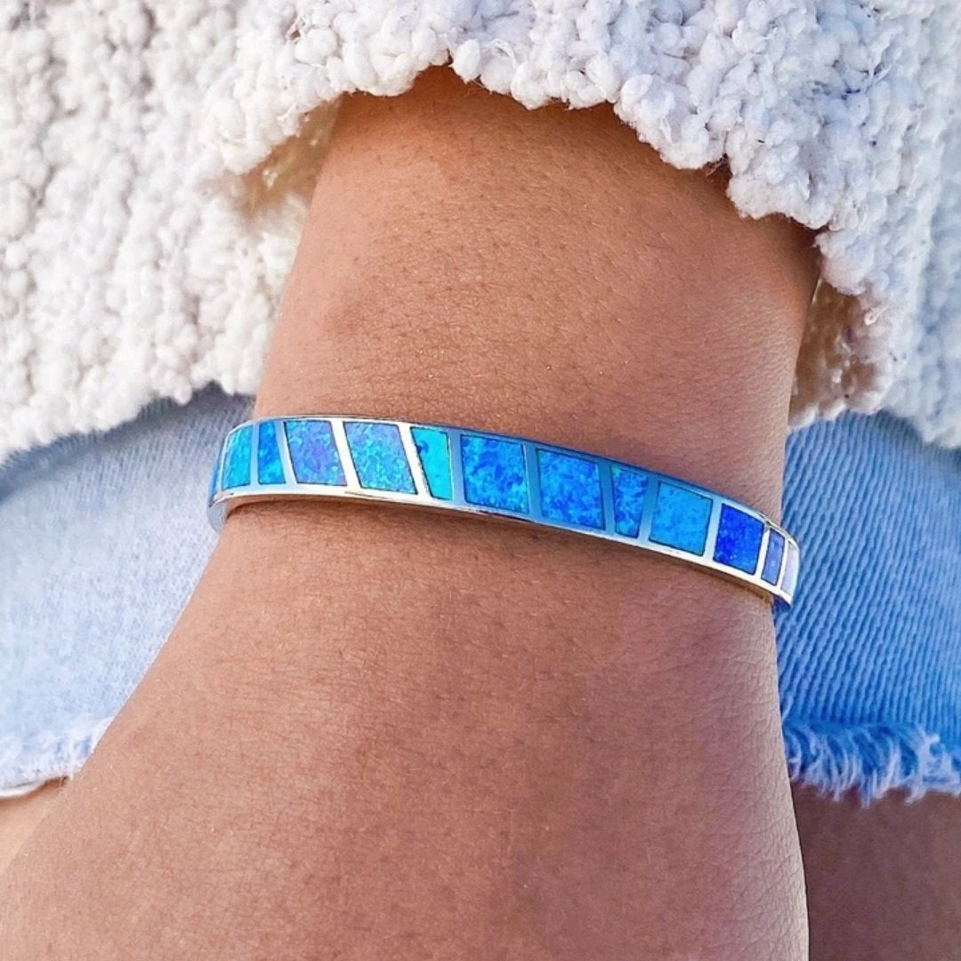 Pulsera con incrustaciones de ópalo azul brillante con diseño de rayas