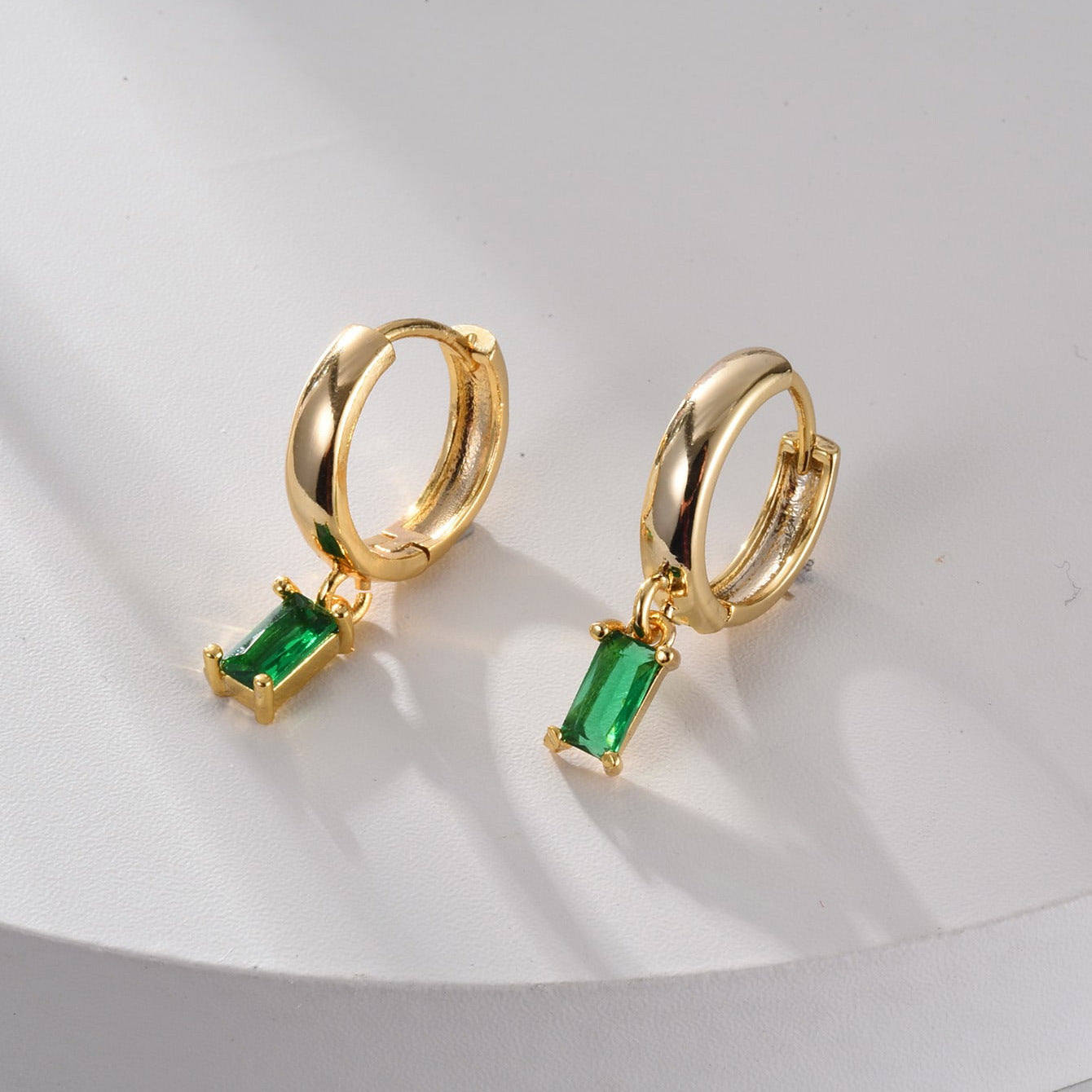 Elegantes pendientes de aro de esmeralda verde con piedra circonita para mujer