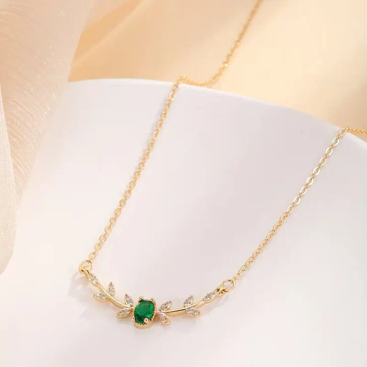 Delicado collar con piedra verde esmeralda y hojas de strass