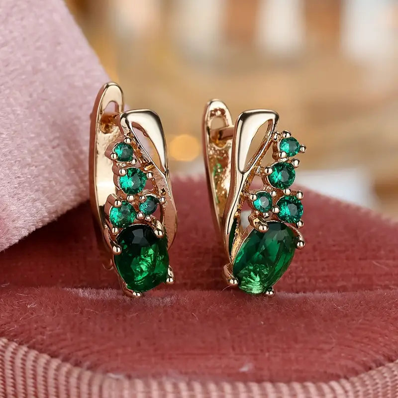 Pendientes elegantes con piedras verdes tipo esmeralda en tono dorado