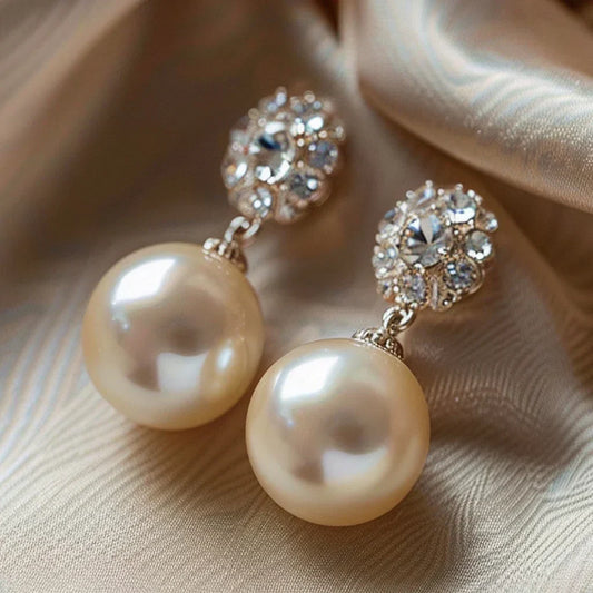 Pendientes elegantes con perlas grandes y flores radiantes de strass
